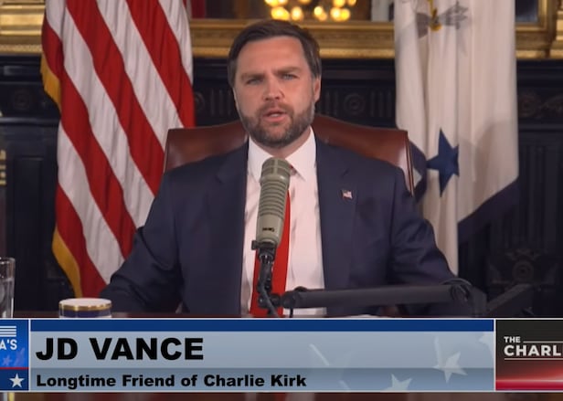 J D 밴스 부통령이 15일 '찰리 커크 쇼'에 일일 호스트로 등장해 진행을 하고 있다. /유튜브
