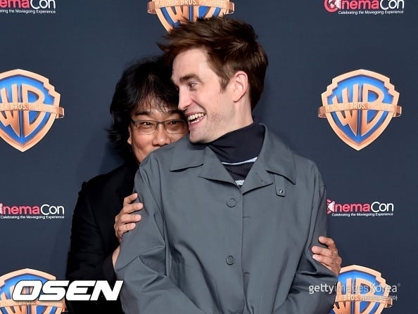 米奇17'奉俊昊“为什么片名改了?再杀罗伯特帕丁森10次”【哦!强势出击】