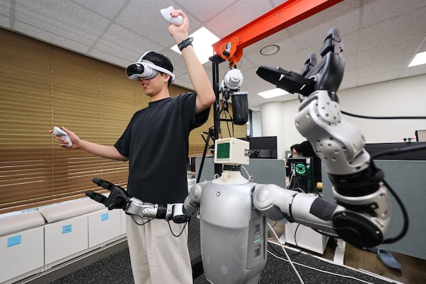 On August 20, 2026, in the afternoon, KAIST researchers operate and test the 'G1' humanoid robot from Chinese company Unitree in a computer science lab at KAIST's Information and Electronics Engineering Building in Yuseong-gu, Daejeon. /Courtesy of Choi Ki-woong