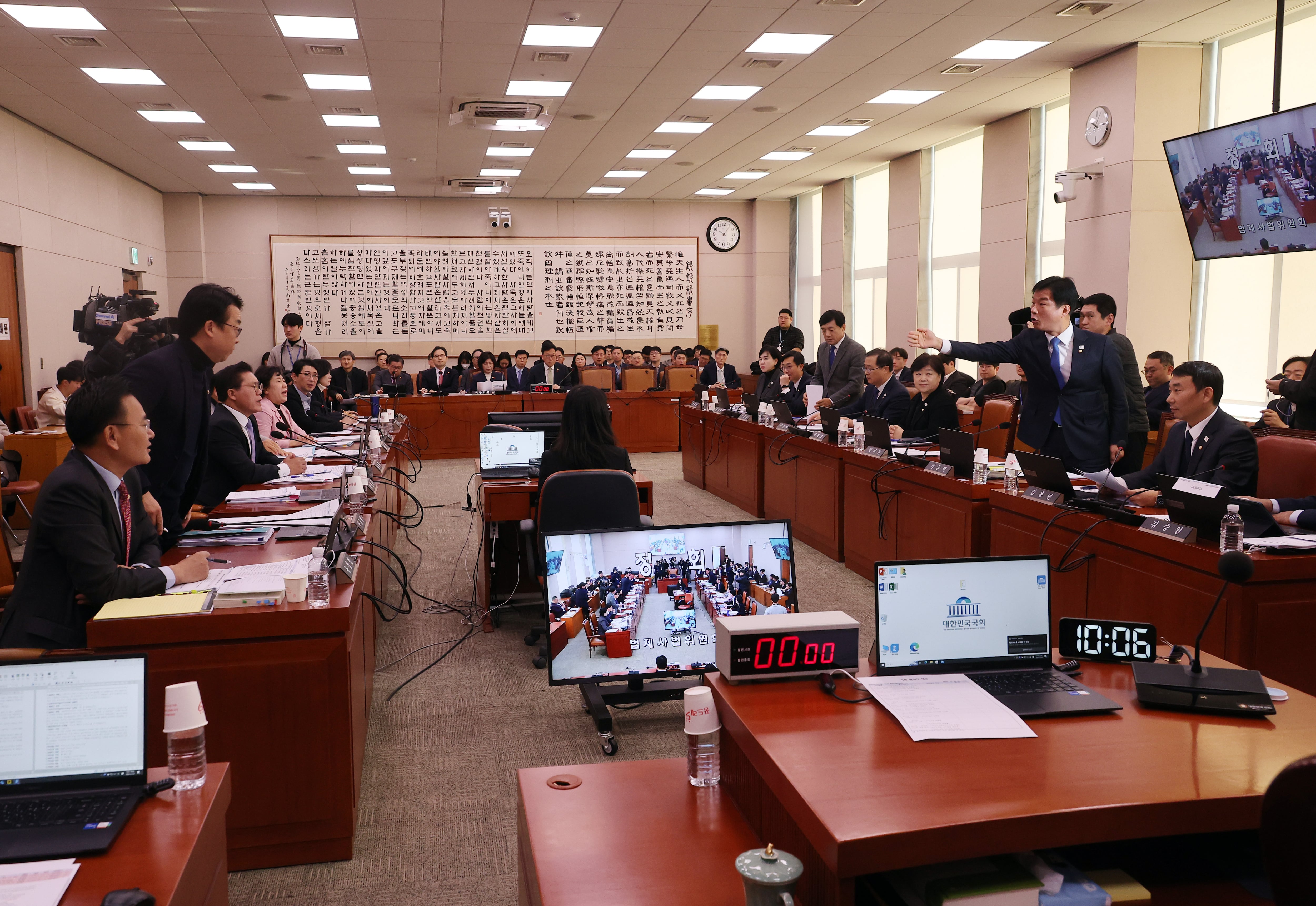 2024년 12월 국회 법제사법위원회 전체회의에서 여야 의원들이 언쟁을 벌이고 있다. /연합뉴스