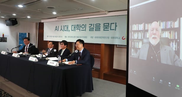 2023�� 4�� 26�� ���� ���� �߱� ���������Ϳ��� ���� 'AI�ô�, ������ ���� ����' �������� �����ڵ��� ����� �ϰ� �ִ�. ���ʺ��� ����� �� ������ ����, ������ �� ����� ����, �輺�� ������ ���������, ������ ��ȭ���� �����а� ����, ��Ƽ�� �ڽ��� �̱� �̳׸��ٴ��� �ʴ� ����. / ������ ����