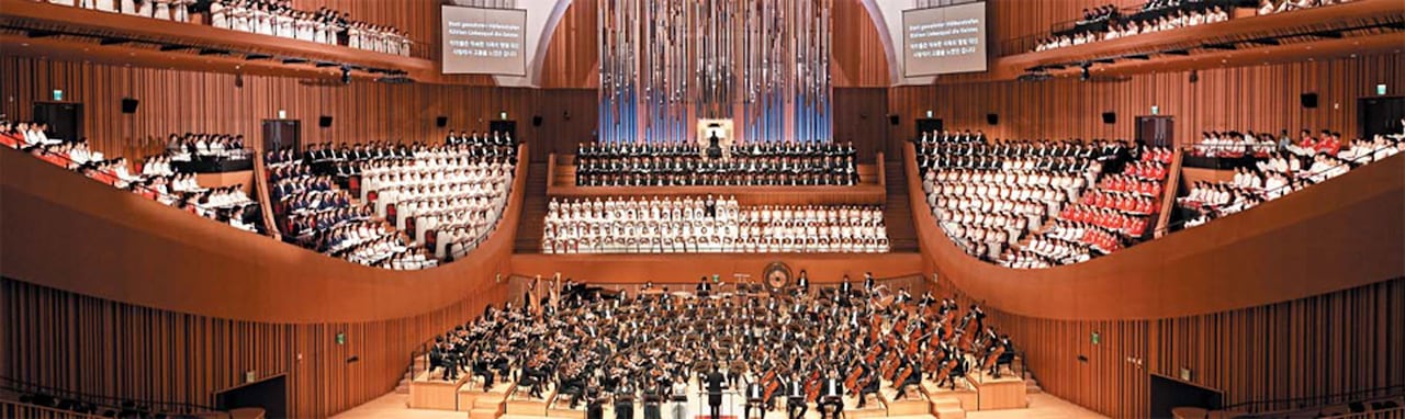 서울 롯데콘서트홀에서 열린 말러 교향곡 8번 ‘천인교향곡’. 21세기 말러 붐을 일으킨 임헌정이 코리안 심포니 오케스트라를 지휘, 독창자 8명, 합창단 850명 등1000명이 연주하는 음악회를 만들어냈다.