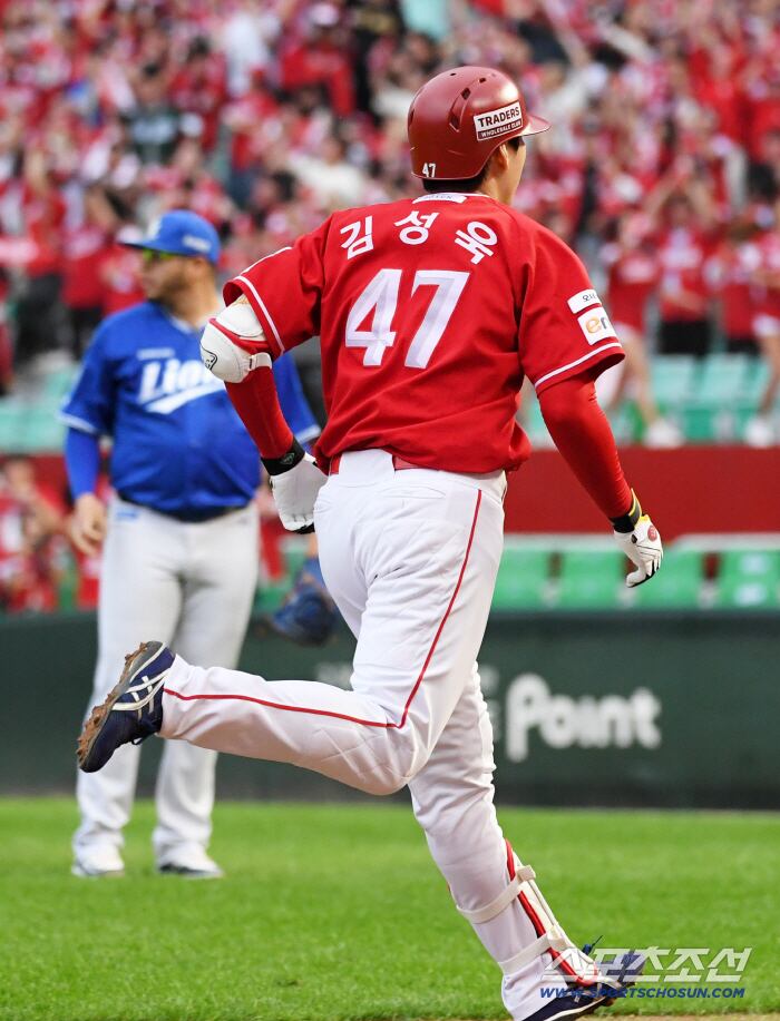 11일 인천SSG랜더스필드에서 열린 SSG와 삼성의 준PO 2차전. 9회말 1사 SSG 김성욱이 끝내기 홈런을 날린 뒤 환호하고 있다. 인천=박재만 기자 pjm@sportschosun.com/2025.10.11