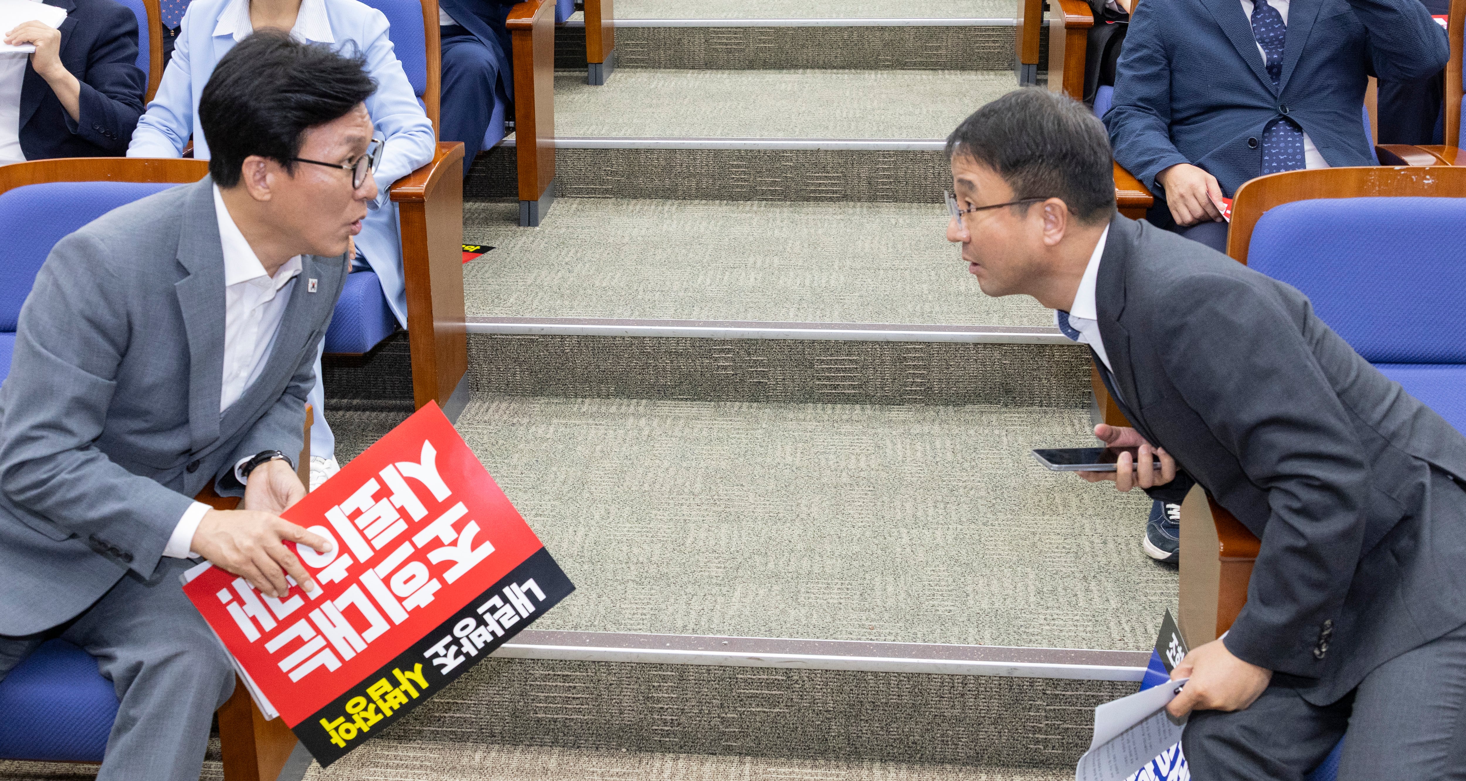 <YONHAP PHOTO-3922> 대화하는 김민석 대표와 한병도 원내대표
(서울=연합뉴스) 황광모 기자 = 더불어민주당 김민석 대표(왼쪽)와 한병도 원내대표가 20일 국회에서 전당대회 뒤 처음으로 열린 의원 총회에서 대화하고 있다. 2026.8.20
hkmpooh@yna.co.kr/2026-08-20 15:39:01/
<저작권자 ⓒ 1980-2026 ㈜연합뉴스. 무단 전재 재배포 금지, AI 학습 및 활용 금지>
