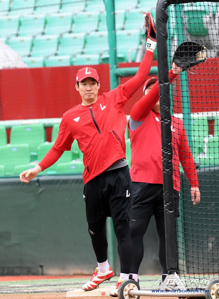 11일 인천SSG랜더스필드에서 열린 SSG와 삼성의 준PO 2차전. SSG 오태곤이 수비 훈련을 하고 있다. 인천=박재만 기자 pjm@sportschosun.com/2025.10.11