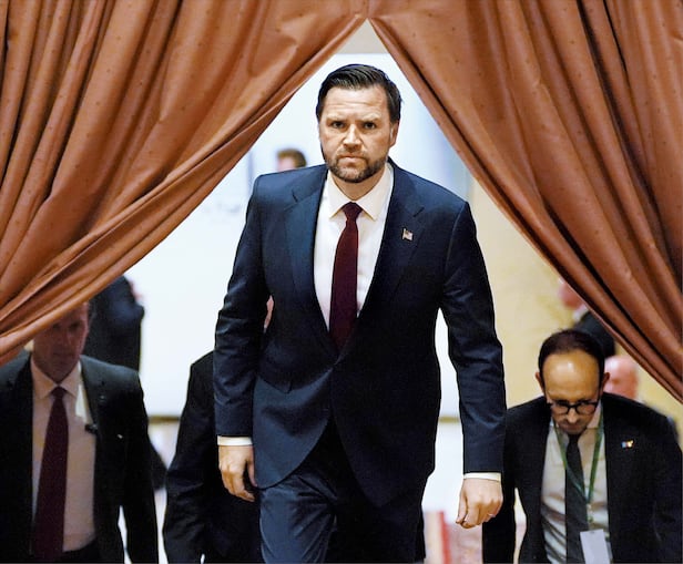 굳은 표정의 밴스  이란과의 종전 협상에서 미국 대표단을 이끈 JD 밴스 미 부통령이 11일(현지 시각) 협상에 앞서 중재국 파키스탄의 셰바즈 샤리프 총리를 만나기 위해 이슬라마바드의 회담장에 들어서고 있다. 이후 미국과 이란은 이틀에 걸쳐 협상을 벌였으나 입장 차이만 확인한 채 결렬을 선언했다. /AP 연합뉴스 