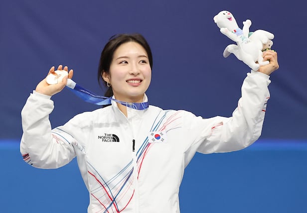 쇼트트랙 김길리가 16일(현지시간) 이탈리아 밀라노 아이스스케이팅 아레나에서 열린 2026 밀라노·코르티나담페초 동계올림픽 쇼트트랙 여자 1000m 시상식에서 동메달을 들어보이고 있다. 2026.2.16/뉴스1
