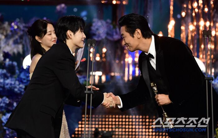 제4회 청룡시리즈어워즈(Bluedragon Series Awards)가 18일 인천 파라다이스시티에서 열렸다. 전년도 수상자 임시완이 남우주연상을 수상한 주지훈에게 트로피를 전달하고 있다. 인천=허상욱 기자 wook@sportschosun.com/2025.07.18