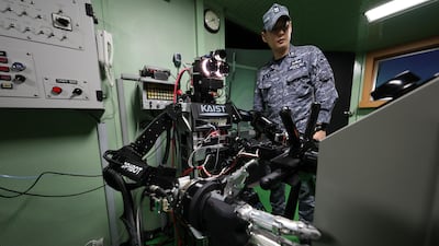 로봇 승조원 “키 왼편 10도” 복명복창하며 방향 변경