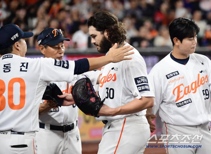 12일 대전 한화생명 볼파크에서 열린 한화 이글스와 롯데 자이언츠의 경기. 한화 선발 폰세가 7이닝 무실점 호투를 펼쳤다. 7회 투구를 마치고 마운드를 내려오는 폰세. 대전=송정헌 기자songs@sportschosun.com/2025.08.12