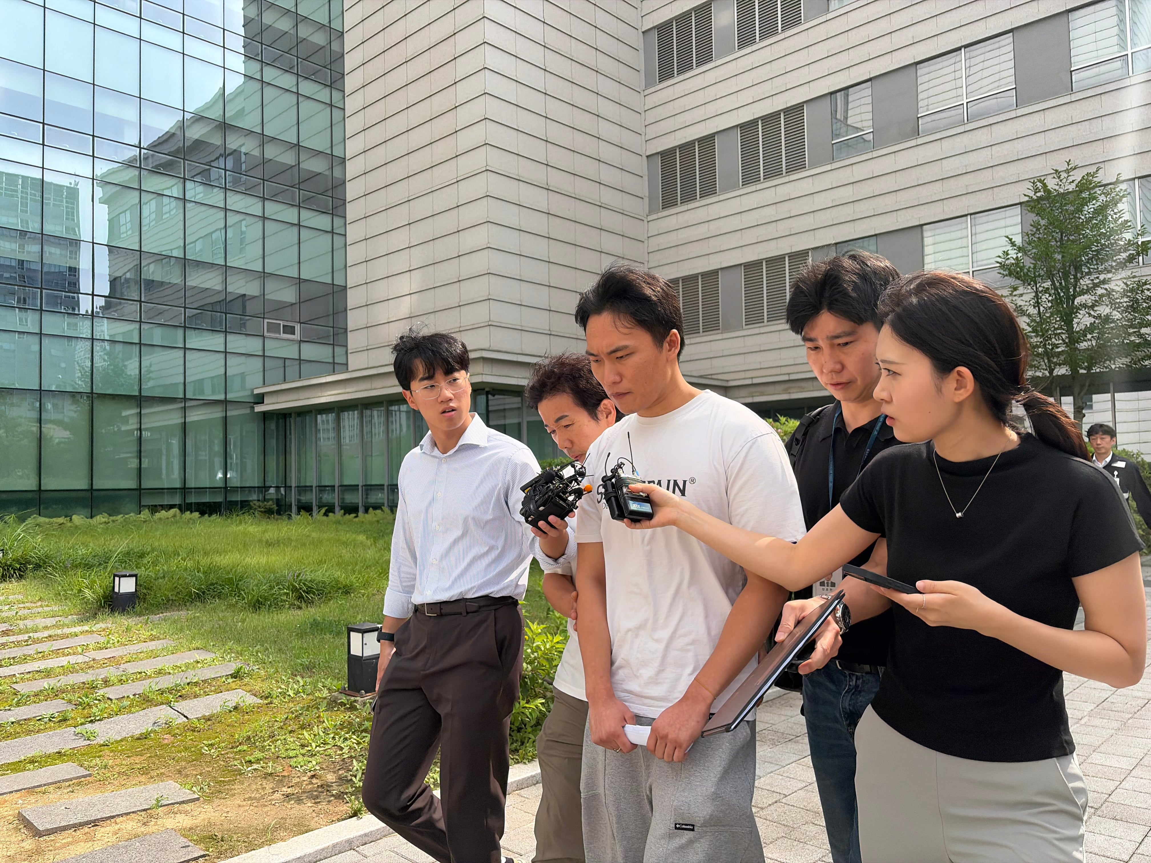 ‘기자 폭행’ 잠실 집회 참가자 2명 구속영장 기각