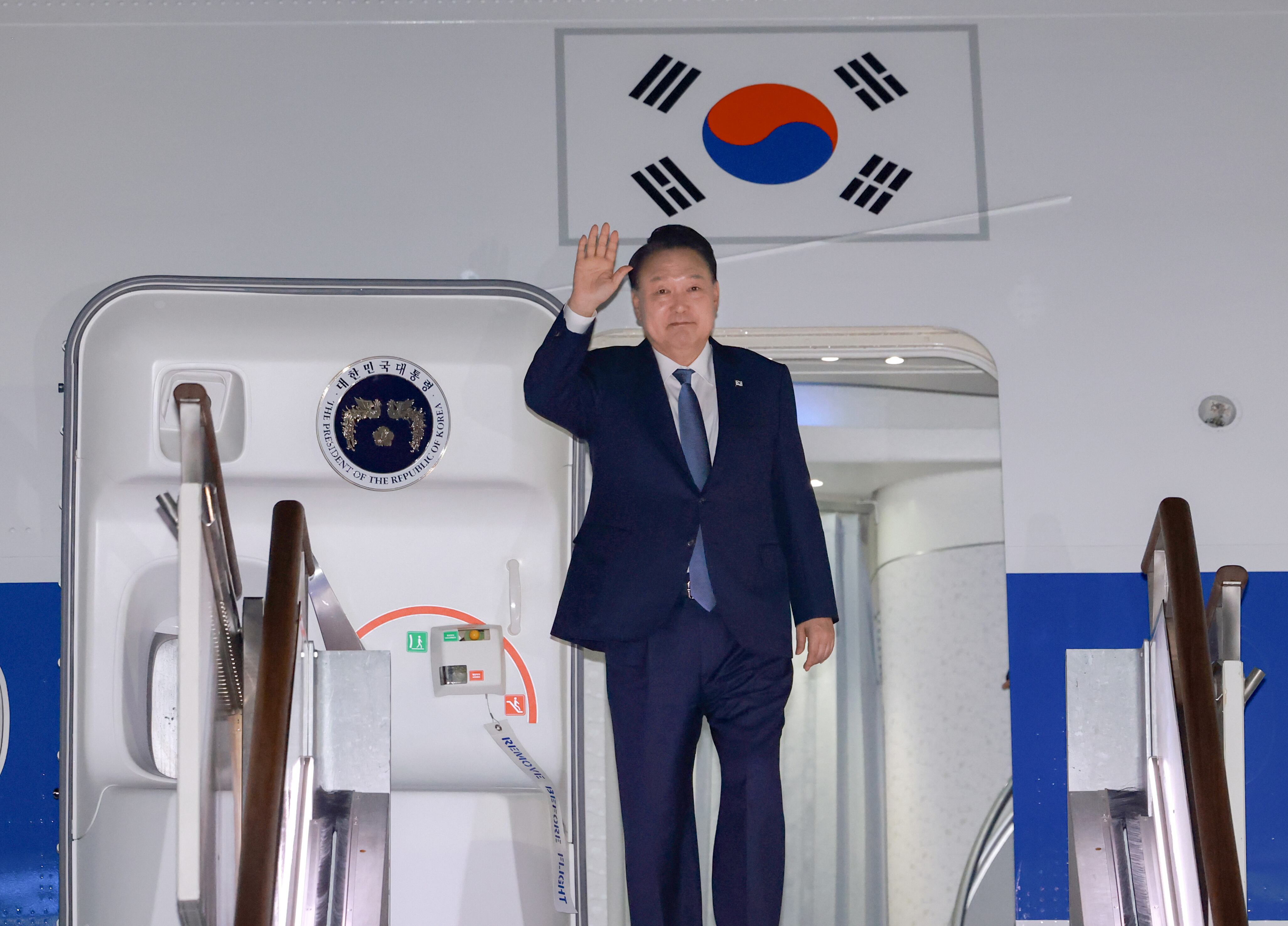 윤석열 대통령이 21일 31차 아시아태평양경제협력체(APEC) 및 19차 주요 20개국(G20) 정상회의 일정을 마친 뒤 성남 서울공항에 도착, 전용기인 공군 1호기에서 인사하고 있다. /연합뉴스