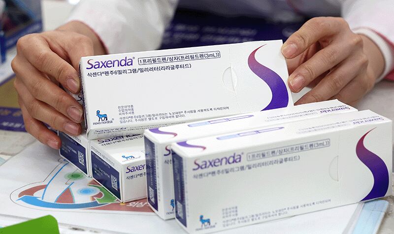 서울 강남구 한 약국에서 약사가 입고된 비만치료제 ‘삭센다’를 정리하고 있다. photo 뉴스1