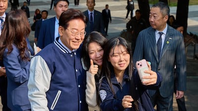 모교 중앙대 찾은 李대통령... ‘과잠’ 입고, 특별공로상도 받아