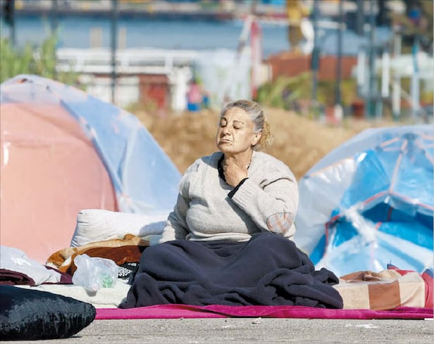 레바논 피란민 83만명 넘어  16일 공습을 피해 레바논 베이루트로 대피한 여성이 텐트 옆에 앉아있다. 레바논 피란민은 83만명을 넘었다.
/EPA 연합뉴스