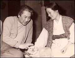 최불암(왼쪽)과 김혜자가 나란히 등장한 1980년대 ‘전원일기 ’장면.