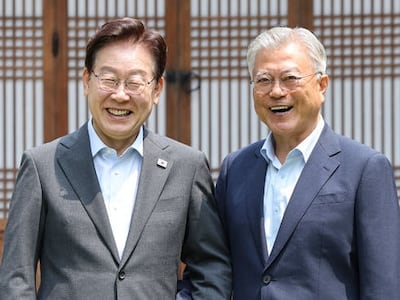 이재명 대통령과 문재인 전 대통령, '함께 손 잡고'