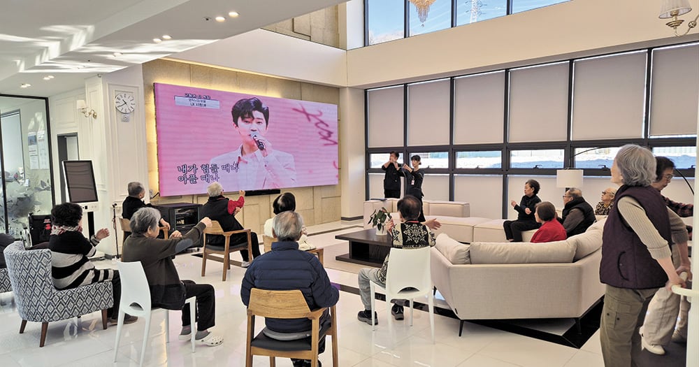 "돌봄 인력이 방 바로 앞 상주... 24시간 밀착 서비스" - 뉴스 썸네일 이미지