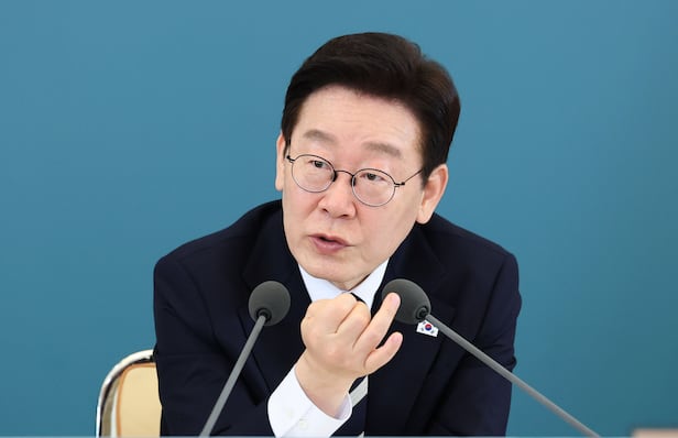 ** 로또 당첨보다 쉽다고? 주가조작 신고로 '인생 역전' 꿈꾸는 법!
**