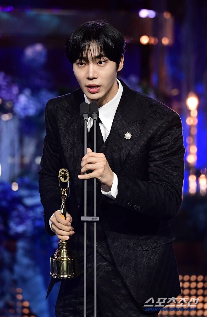 제4회 청룡시리즈어워즈(Bluedragon Series Awards)가 18일 인천 파라다이스시티에서 열렸다. 신인남우상을 수상한 추영우가 수상 소감을 말하고 있다. 인천= 하상욱 기자 wook@sportschosun.com/2025.07.18