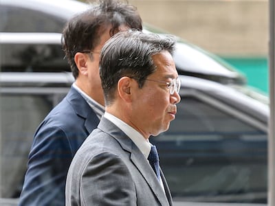 ‘오빠 게이트’로 지지율 최저치 경신… 그런데 이게 끝이 아니다