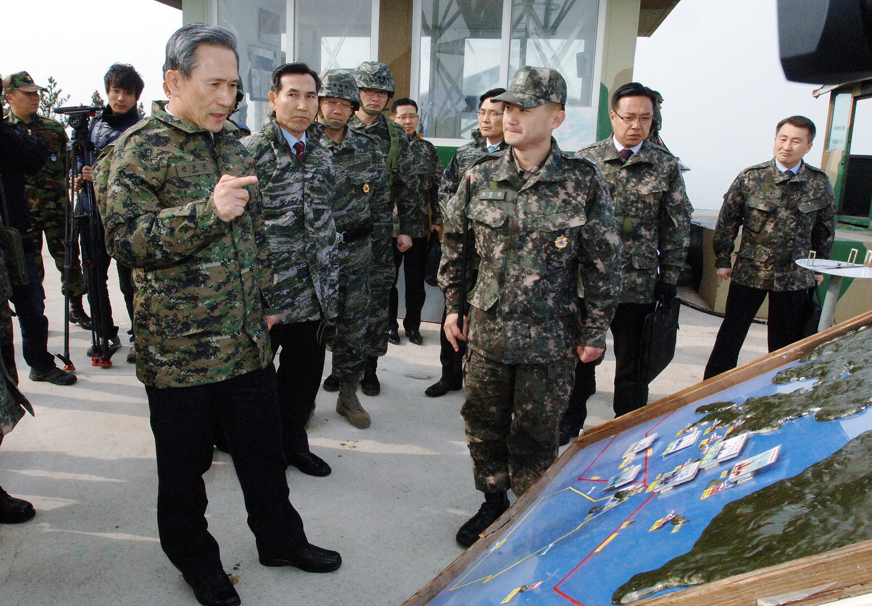 김관진 국방부장관이 2012년 3월 7일 오전 해병 연평부대를 찾아 군사대비태세를 점검하고 장병들을 격려했다. /국방부 제공
