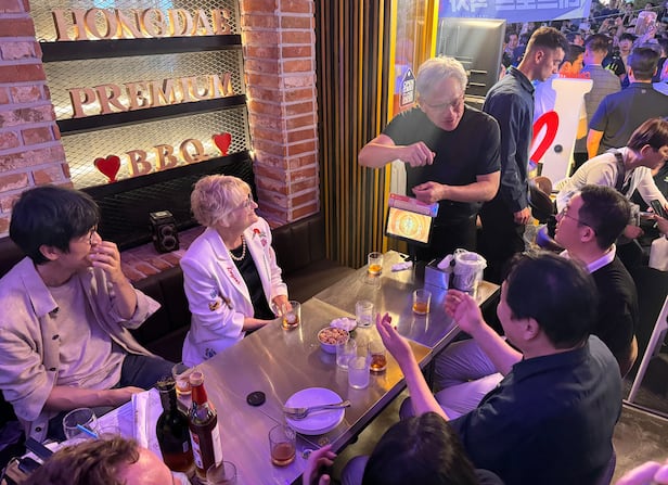 젠슨 황 엔비디아 최고경영자(CEO)가 5일 서울 마포구 비비큐(BBQ) 홍대입구점에서 최태원 SK그룹 회장, 구광모 LG그룹 회장, 이해진 네이버 의장, 로리 황 여사 등과 대화하고 있다./연합뉴스