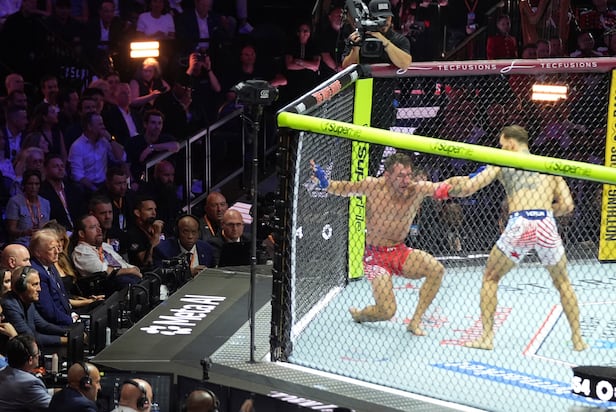 14일 워싱턴 백악관 남쪽 잔디밭에서 열린 UFC 프리덤 250 대회에서 도널드 트럼프 대통령(왼쪽 중앙)이 마우리시오 루피(오른쪽)와 마이클 챈들러의 라이트급 경기를 지켜보고 있다. /AP 연합뉴스