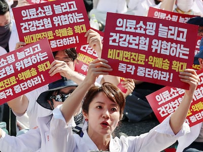 거리 나온 약사들...“비대면진료·약배송 확대 정책 반대”