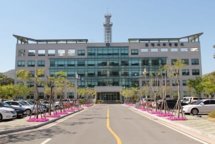 공장 옹벽 보수 50대 일용직 10m 추락사… 경찰 “업체 과실여부 수사”
