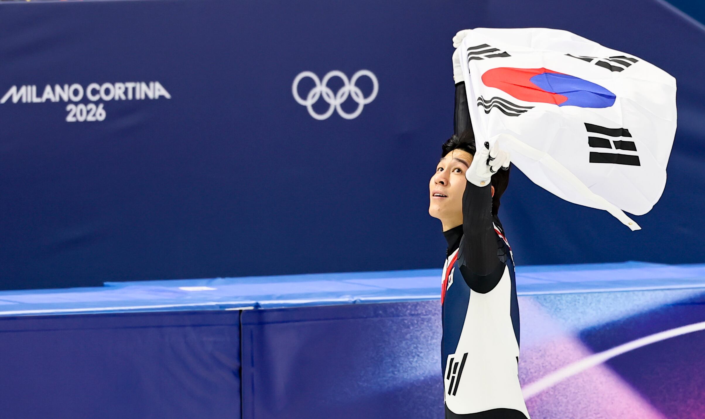 쇼트트랙 황대헌이 14일(현지 시간) 이탈리아 밀라노 아이스 스케이팅 아레나에서 열린 2026 밀라노·코르티나 담페초 동계올림픽 쇼트트랙 스피드스케이팅 남자 1500m에서 은메달을 차지한 뒤 태극기를 들고 경기장을 돌고 있다./뉴시스