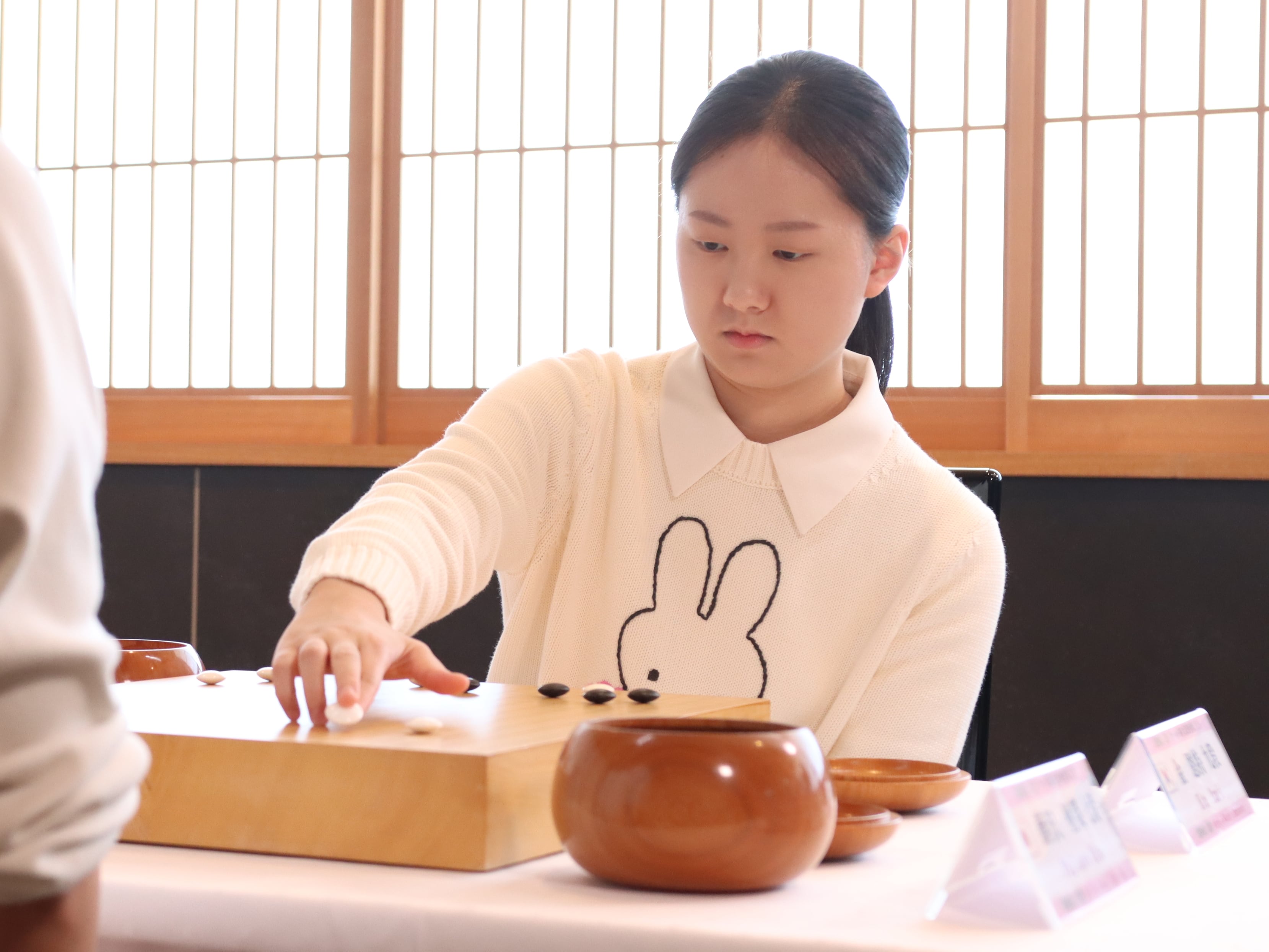 김은지 9단이 지난 3월 15일 일본 도쿄에서 열린 센코컵 월드바둑여자최강전 2026 결승에서 일본 후지사와 리나 7단을 꺾고 우승을 차지했다. 사진은 착수하는 김은지 9단. /한국기원