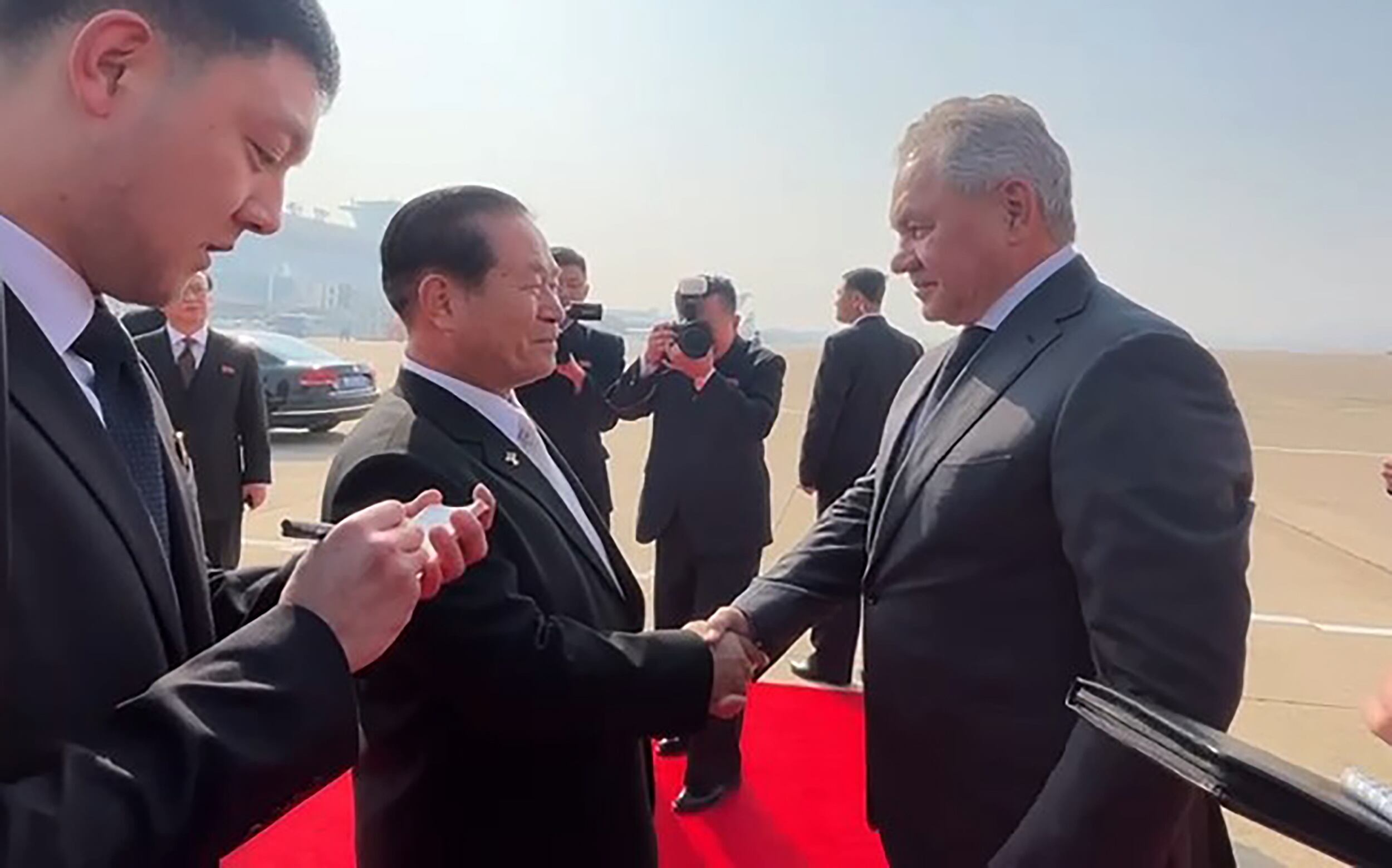 세르게이 쇼이구 러시아 국가안보회의의 서기가 21일 방북해 김정은 국무위원장을 만난 것으로 알려졌다. 사진은 쇼이구 서기가 평양 공항에 도착한 모습./타스연합뉴스