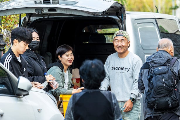 지난달 23일 오후 5시 서울 성북천 인근에서 부부와 봉사자들이 배식하는 모습. 부부가 “맛있게 드시라”고 인사하자, 노숙인들은 연신 “고맙다”고 고개를 숙였다. /양수열 영상미디어 기자