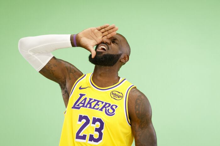 폰테크 달인 LA 레이커스에 ‘팽’ 위기. 세상 쿨한 르브론 “계약? 신경쓰지 않는다. 돈치치와 함께 하는 시즌 기대된다”