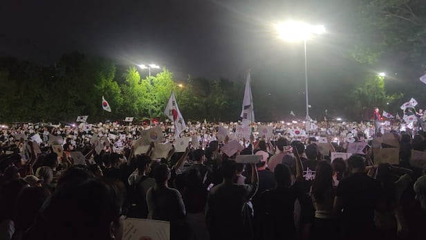 6일 오후 11시쯤 서울 송파구 잠실 개표소 앞에서 '투표 용지 부족' 사태와 관련해 선관위를 규탄하는 집회가 열렸다./김도연 기자