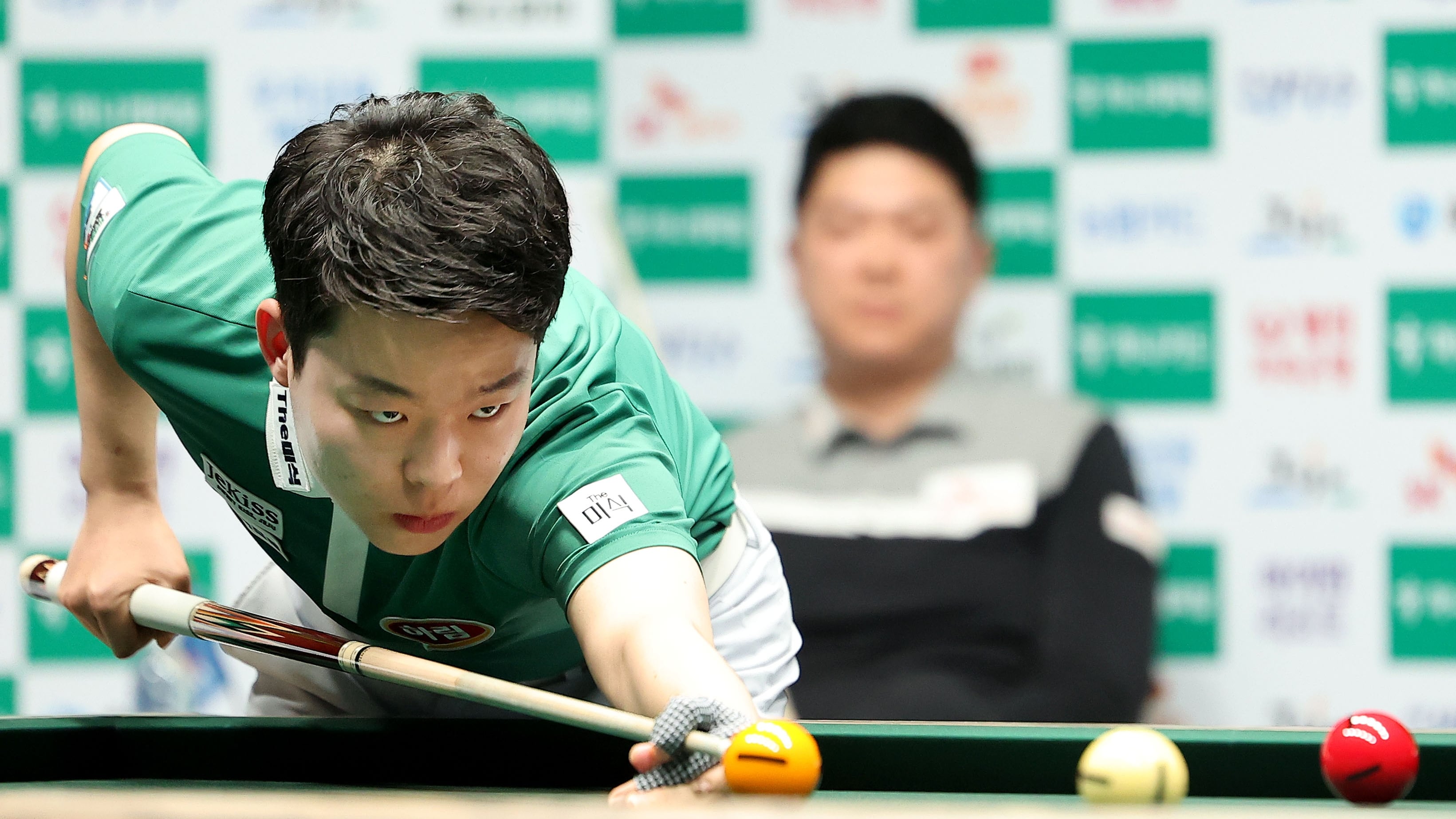 김영원이 지난 15일 2025-2026 PBA 왕중왕전 대회 ‘월드 챔피언십’ 결승전에서 스트로크를 하고 있다. 김영원은 이날 조건휘를 물리치고 만 18세 4개월 25일 나이로 역대 최연소 왕중왕 타이틀을 차지했다./PBA