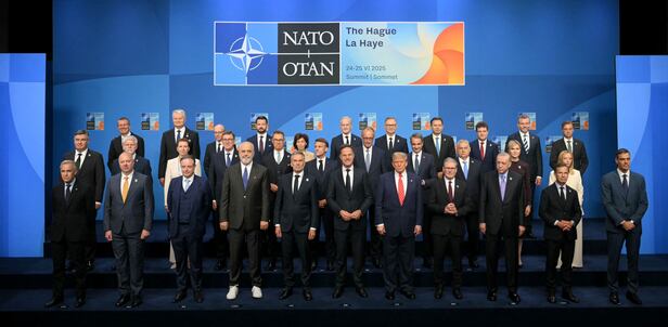 (앞 줄 왼쪽 다섯 번째부터) 딕 스쿠프 네덜란드 총리, 마르크 뤼터 NATO 사무총장, 도널드 트럼프 미국 대통령, 키어 스타머 영국 총리, 레제프 타이이프 에르도안 터키 대통령이 2025년 6월 25일 헤이그에서 열린 북대서양조약기구(NATO) 정상회의에서 회원국 정상들과 가족사진을 촬영하고 있다. NATO 정상들은 6월 24일과 25일 이틀간 헤이그에서 정상회의를 개최한다. /연합뉴스