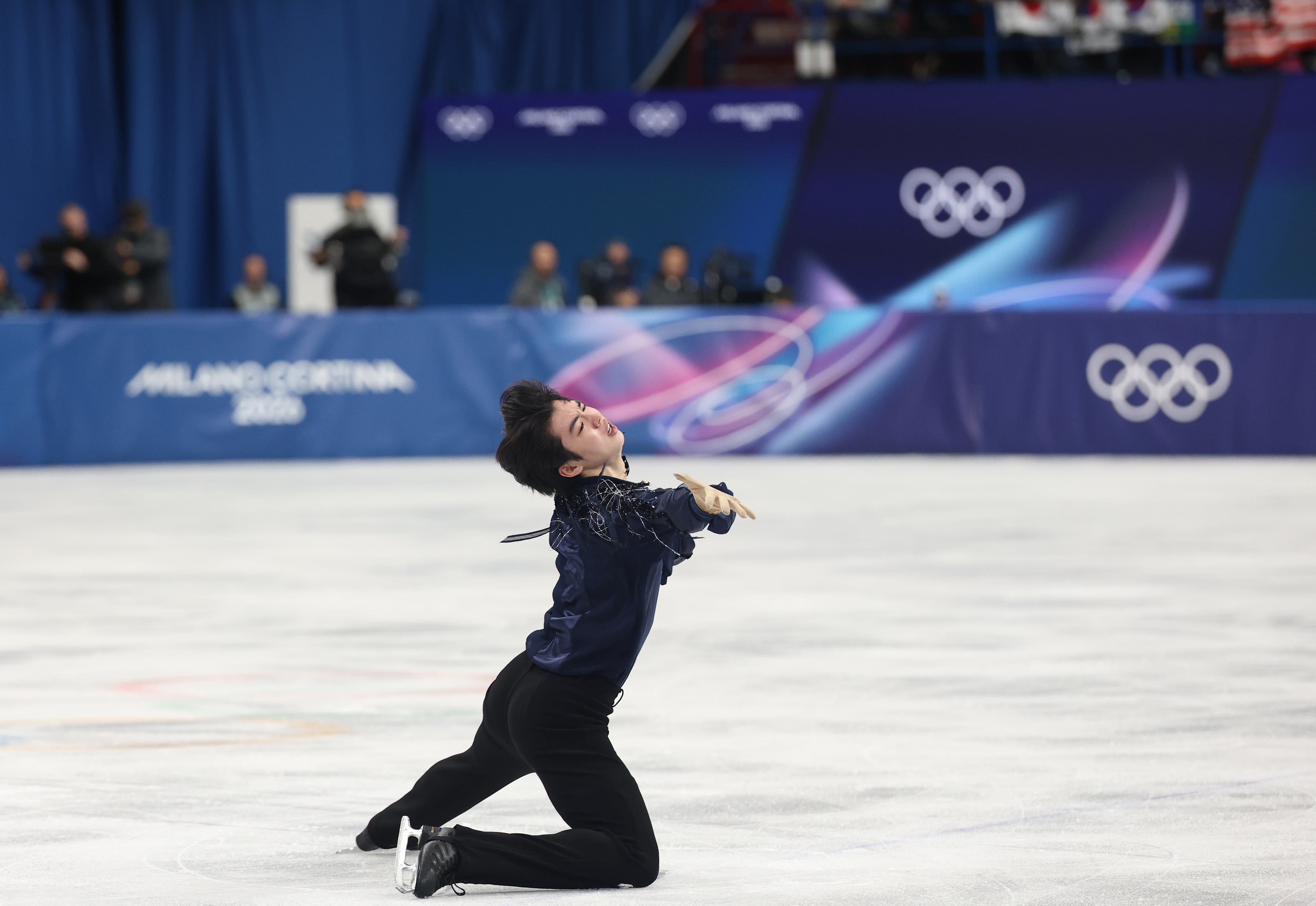 차준환이 10일(현지 시각) 이탈리아 밀라노 아이스스케이팅 아레나에서 열린 올림픽 남자 싱글 쇼트프로그램을 마치고 마무리 동작을 하고 있다./연합뉴스