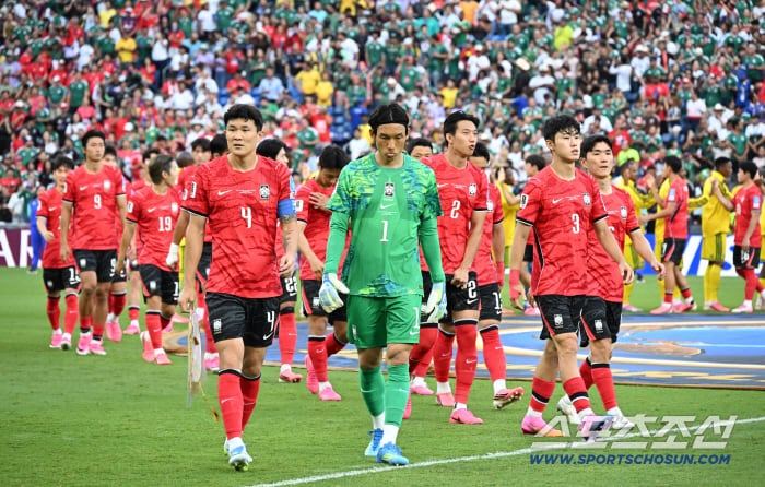'손이김황' 보유국 → 그래도 부족? 사상 최다 9개국 출전 → 16강 전멸 '아시아의 눈물'…벵거 팩트폭격 "이 수준으론 무리"