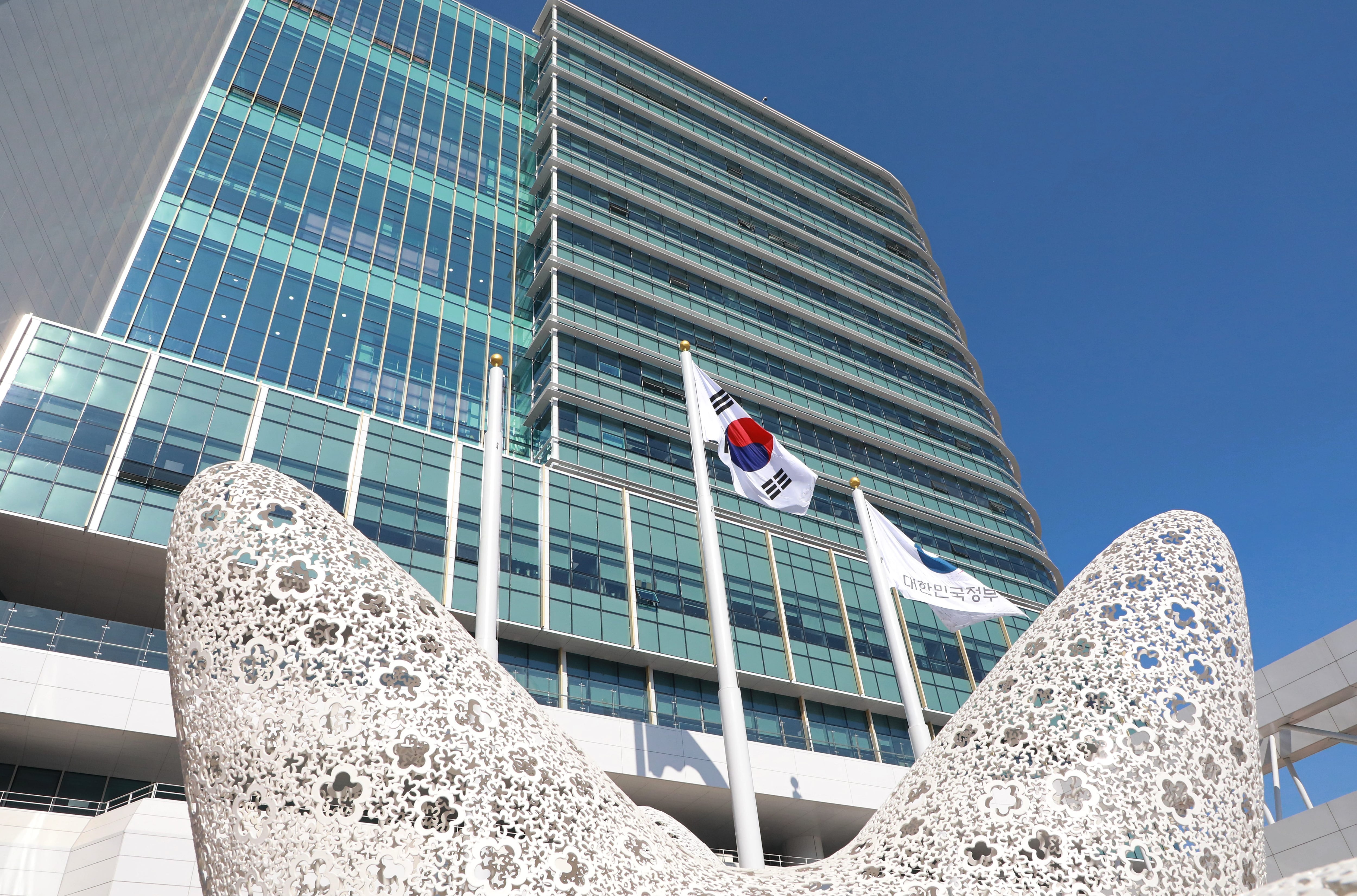 공무원 초과근무 ‘하루 4시간’ 넘어도 수당 100% 준다... 공노총 “과로하라는 것”