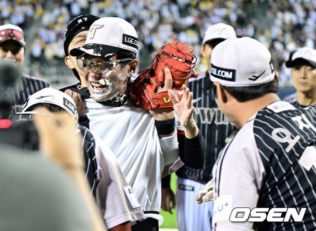 '승승승승승' LG 5연승...염갈량 '700승', 케이크 축하 세례 "감독 생활 13년, 함께 했던 모든 이들에게 감사하다"
