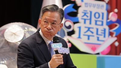 정성호 법무부 장관이 23일 경기 정부과천청사에서 열린 장관과의 토크콘서트에 참석해 직원들의 질문을 듣고 있다. /연합뉴스
