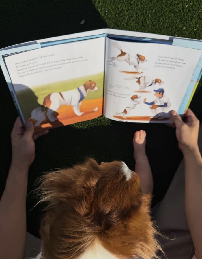 딸, 반려견과 함께 자신이 집필한 동화책을 읽고있는 오타니. 사진=오타니 SNS 계정