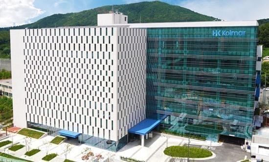신영證 “한국콜마, 선케어에 스킨케어 히트작까지 가세… 목표가 14만원으로 상향”