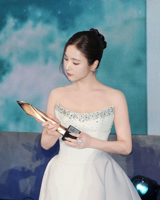 Shin Sae-kyeong Wins Best Supporting Actress for Humint