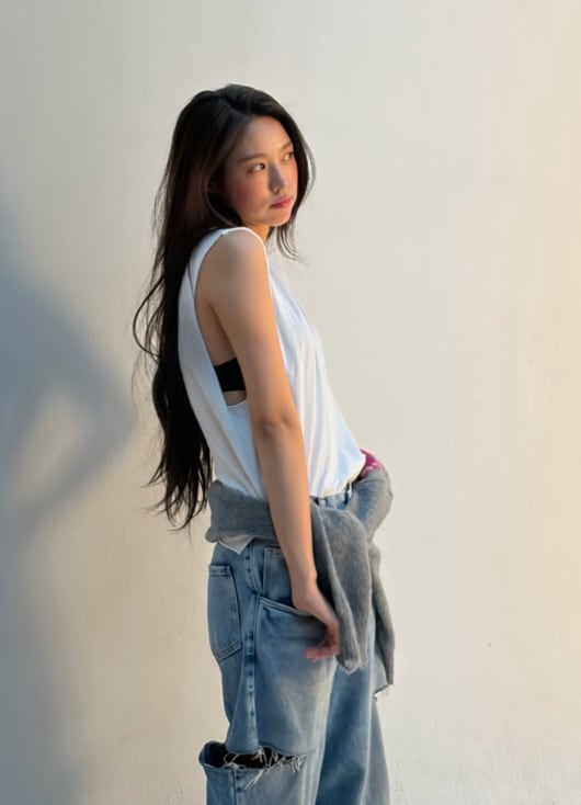 설현, '레전드 입간판' 생각나게 하는 근황..구릿빛 피부에 비율 사기