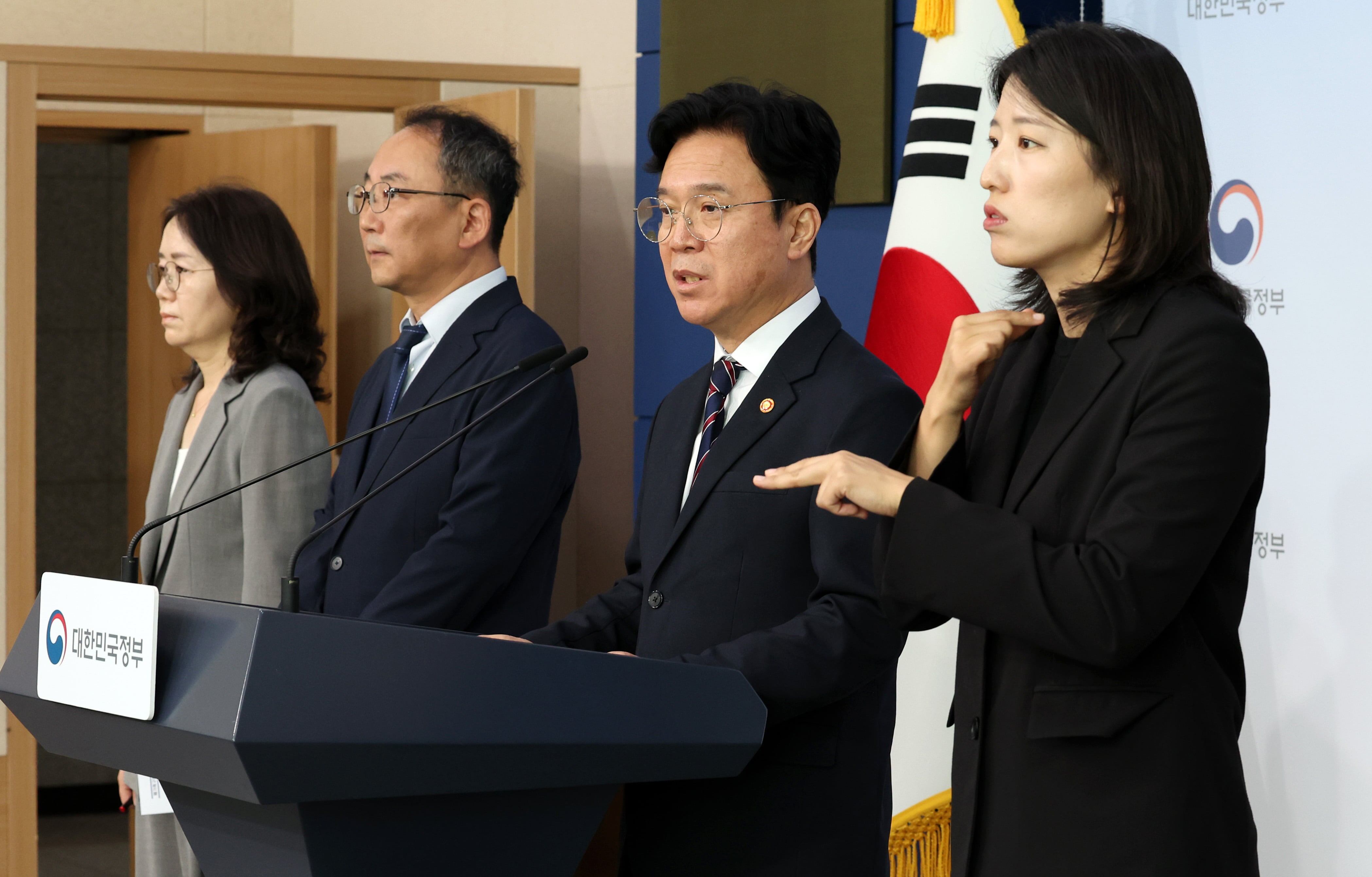김영훈 고용노동부 장관이 15일 서울 종로구 정부서울청사에서 메가특구 특별법 관련 사회적 대화 제안 브리핑을 하고 있다. /뉴스1