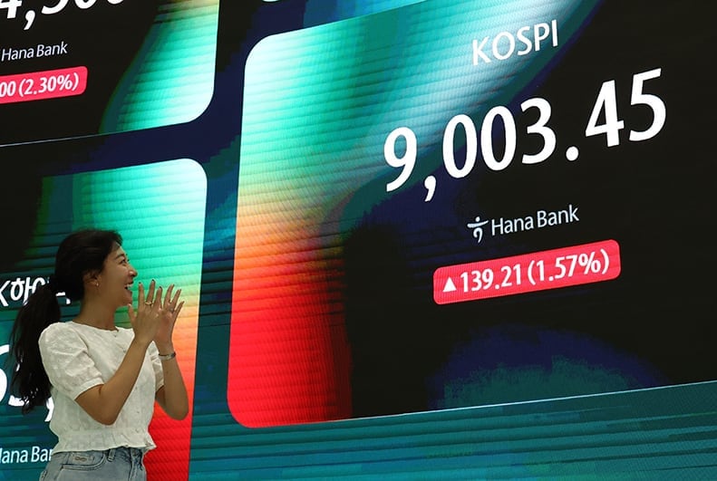 코스피 사상 첫 9000 돌파…韓 증시 새 역사 썼다