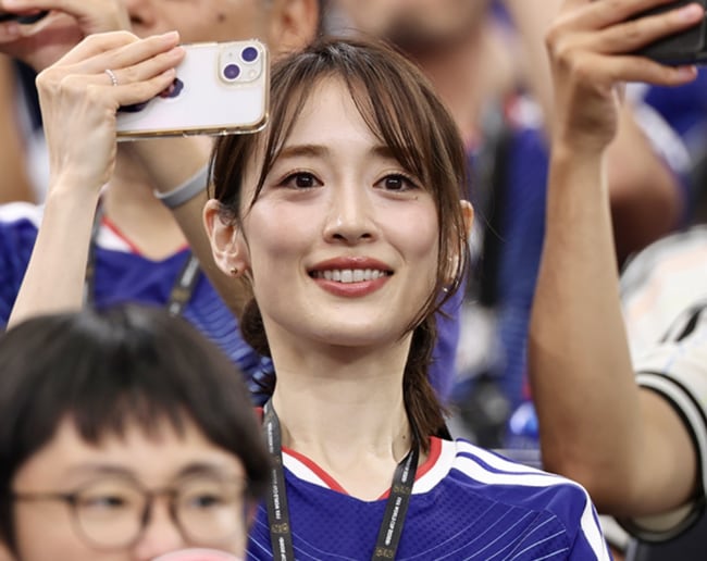 “너무 사랑스럽다!” 경기 중 카메라에 잡힌 일본인 미녀, 알고보니 대표팀 수비수 아내